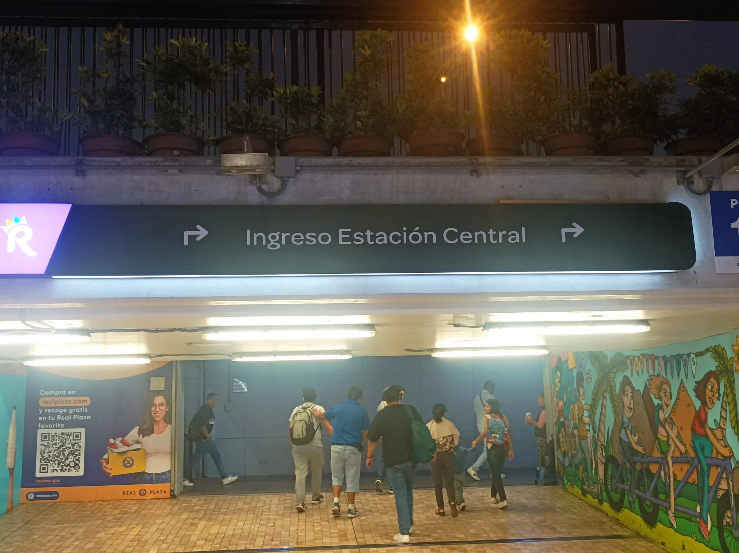 Estación Central Metropolitano Acceso Norte Acceso a la estación central metropolitano de Lima desde el centro comercial